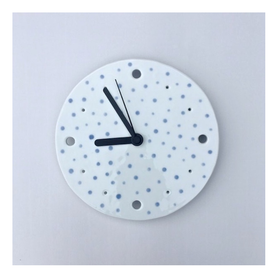 Porcelánové hodiny-modré puntíky